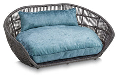 Modernes ovales Hundebett ALLURE mit grau geflochtenem Korb und helblauem Kissen für optimalen Komfort.