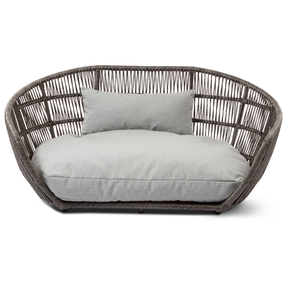 Stilvolles, ovales Hundebett CHIC mit grauem Rattan-Rahmen und hellgrauem, gepolstertem Kissen für Hunde.