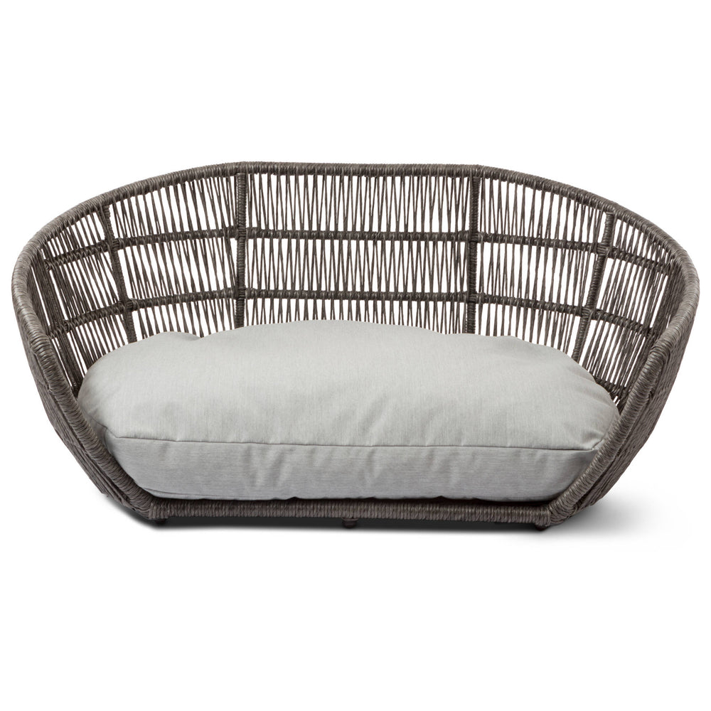 Elegantes ovales Rattan-Hundebett CHIC mit hellgrauem Kissen für stilvolle Entspannung.