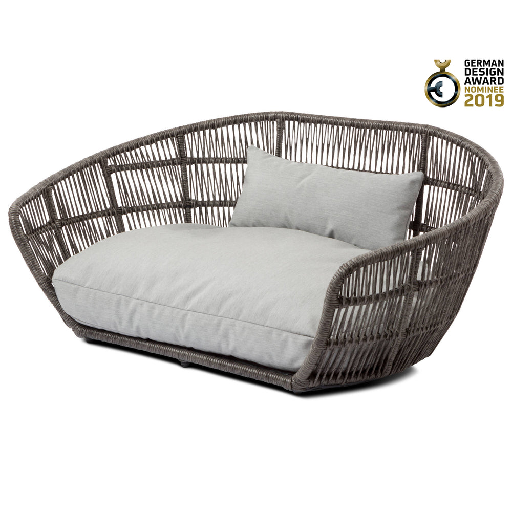 Gemütliches, ovales Rattan-Hundebett CHIC in Grau mit hellem Kissen für maximalen Komfort. Ideal für stilvolle Hundeliebhaber.