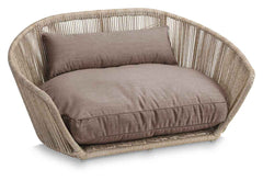 Gemütliches VOGUE Design-Hundebett CHIC aus geflochtenem Material mit rundem, gepolstertem Kissen in natürlicher Farbgebung.