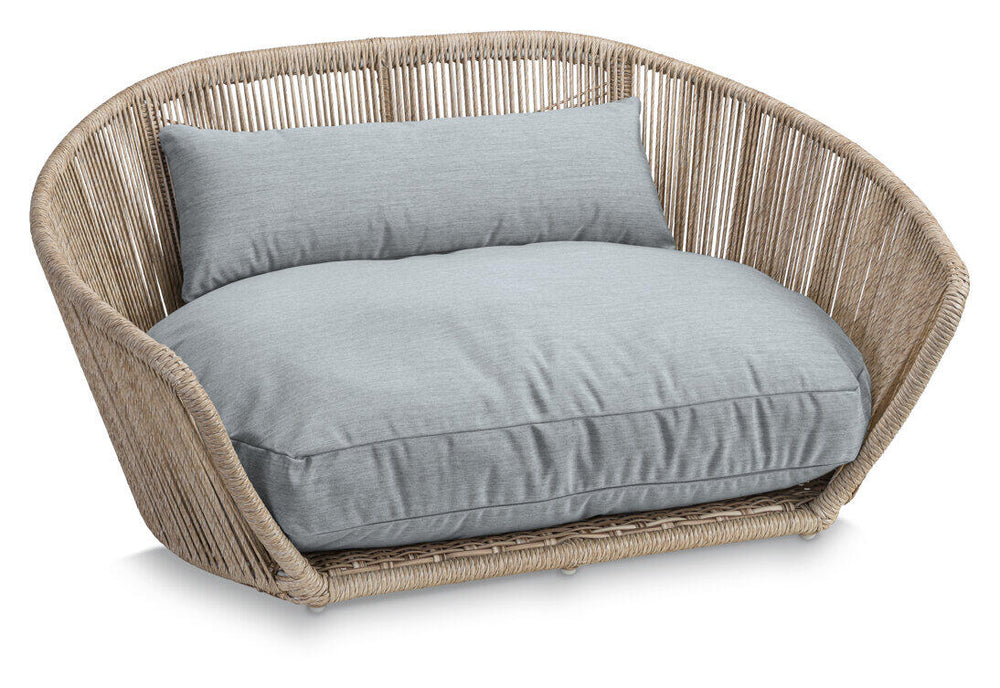 Modernes Design-Hundebett "CHIC" mit geflochtenem Naturrahmen und grauer Polsterung für drinnen und draußen.