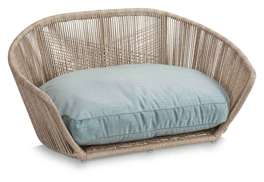 Modernes, rundes Design-Hundebett CHIC mit geflochtenem Material und hellblauem Kissen für stilvolle Hunde.