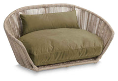 ALT-Text: Gemütliches VOGUE Design-Hundebett OXFORD mit runder, geflochtener Struktur und olivgrünem, gepolstertem Kissen.