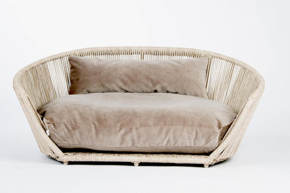 Moderne ovale Hundebett OXFORD von VOGUE in hellem Beige mit geneigter Rückenlehne und zwei weichen Kissen.