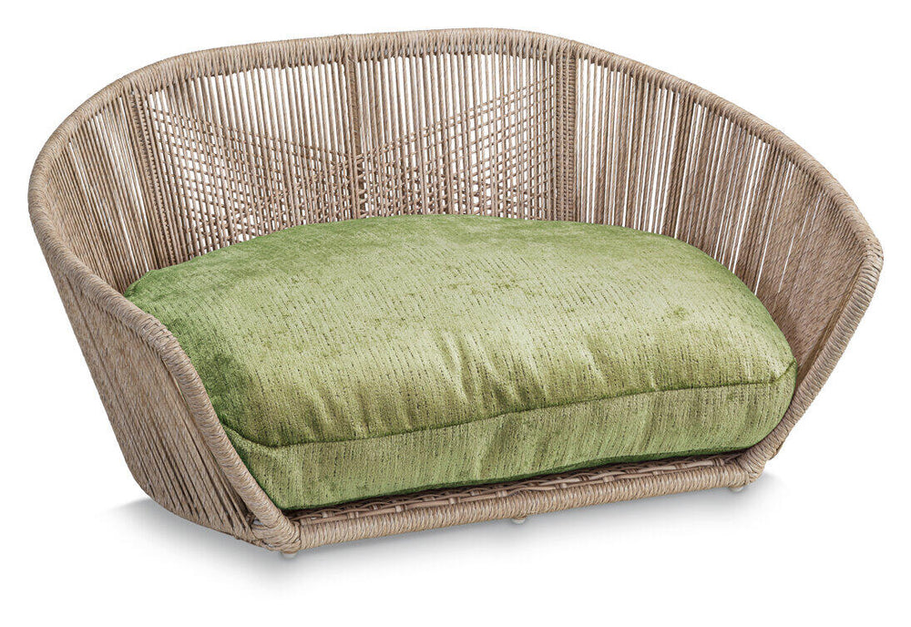 Elegantes Design-Hundebett ALLURE mit Rattanrahmen und grünem Kissen für stilvolle Haustierbesitzer.