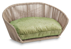 Elegantes Design-Hundebett ALLURE mit Rattanrahmen und grünem Kissen für stilvolle Haustierbesitzer.
