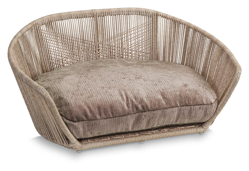 Bequemes ovales Hundebett ALLURE in hellbeige mit geflochtenem Gestell und braunem Kissen für stilvolle Haustiere.
