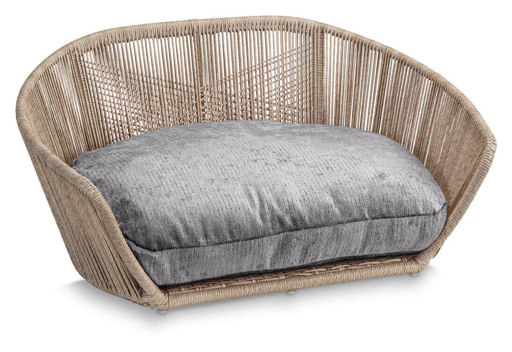 Elegantes, ovales Hundebett ALLURE in Beige mit offener Rückseite und grauer Sitzfläche im VOGUE-Design.