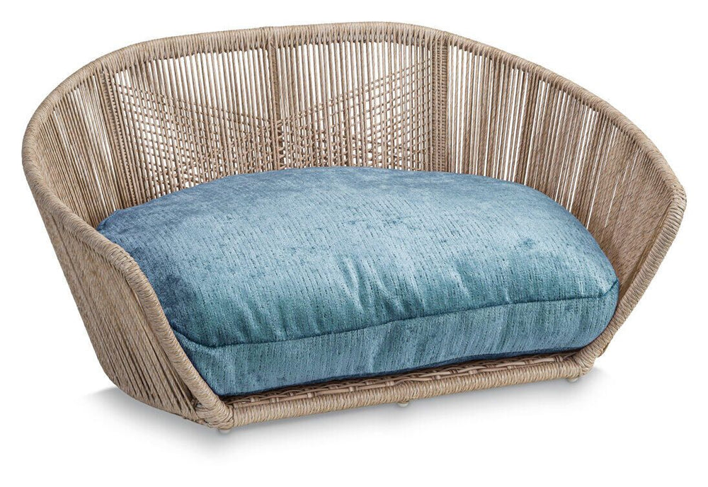 Modernes Hundebett ALLURE in halbrunder Form mit geflochtenem Rattanrahmen und blauer gepolsterter Sitzfläche.