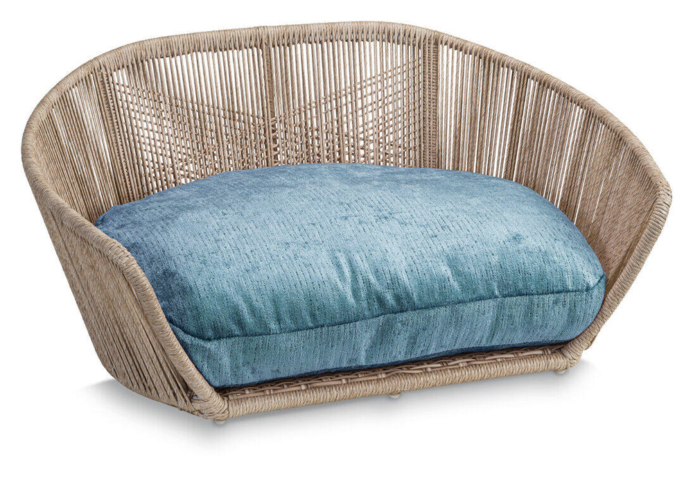 Modernes Hundebett ALLURE in halbrunder Form mit geflochtenem Rattanrahmen und blauer gepolsterter Sitzfläche.