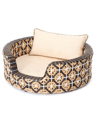 Rundes Hundebett Delano mit geflochtenem Rahmen und cremefarbenem Kissen, geometrisches Muster in Braun, Beige und Weiß, einfacher Einstieg.