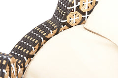 Gepolstertes Hundebett Delano aus geflochtenem Rattan in Schwarz, Beige und Weiß mit hellbeiger Polsterung. Ideal für stilbewusste Hunde.