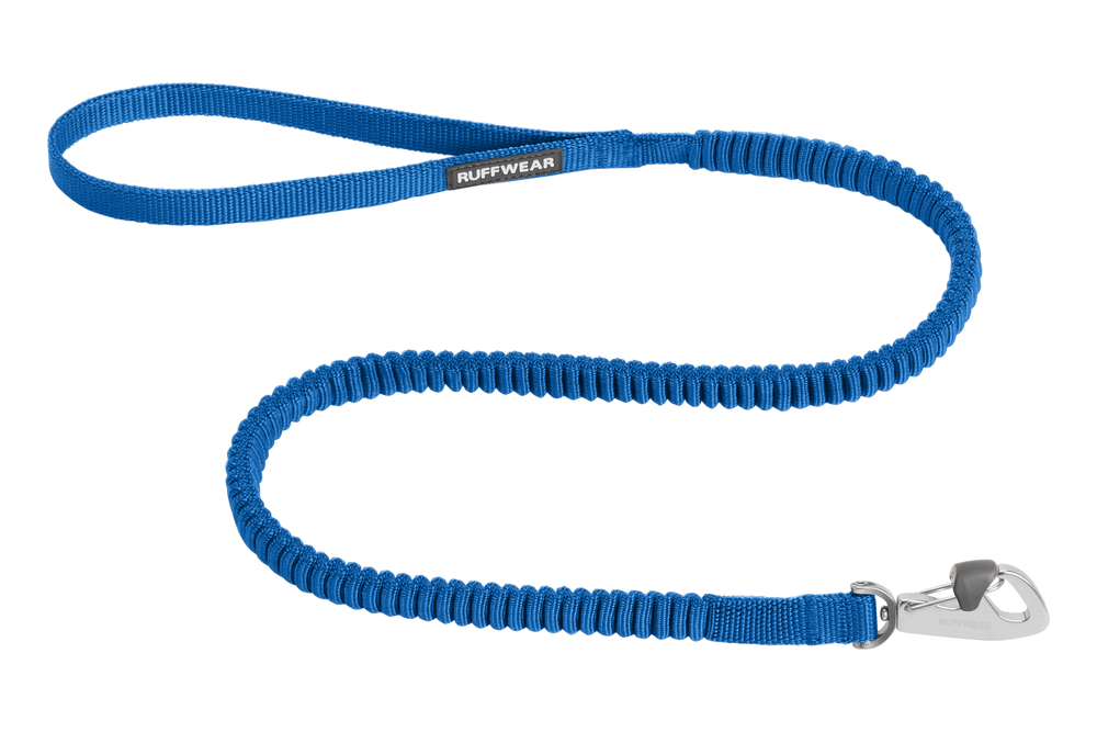 Blaue, dehnbare Hundeleine von Ruffwear mit robustem Karabiner und strapazierfähigem, flexiblem Material.