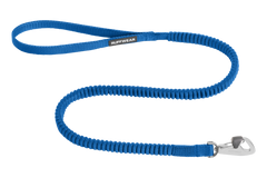 Blaue, dehnbare Hundeleine von Ruffwear mit robustem Karabiner und strapazierfähigem, flexiblem Material.