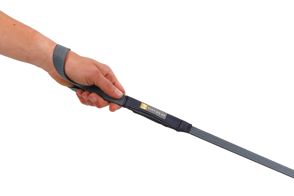 Graue Hi Light™ Hundeleine mit gepolstertem Griff und gewebter Struktur, in Hand gehalten.
