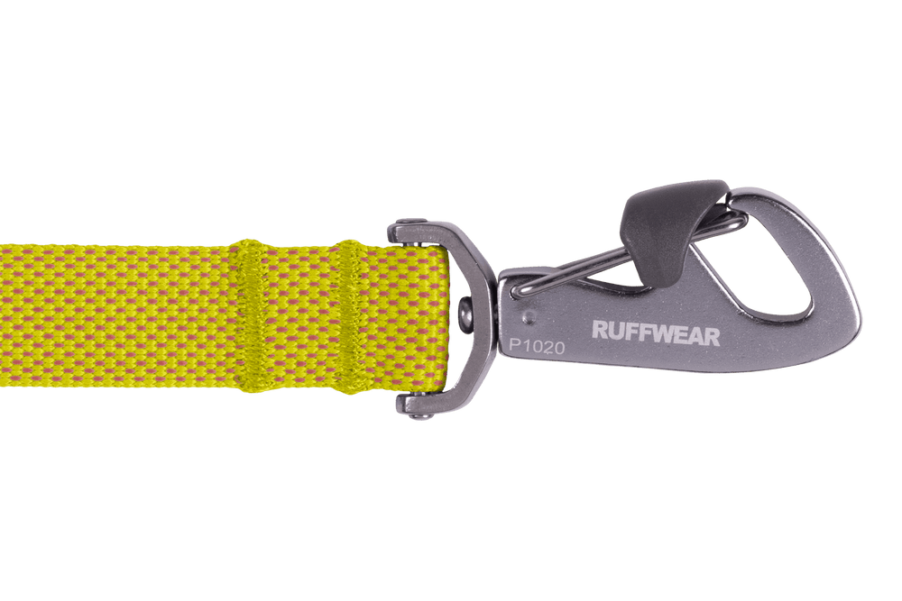Hundefreundliche Flagline™ Hundeleine von Ruffwear in gelbem Gewebe mit stabiler grauer Metallschließe.