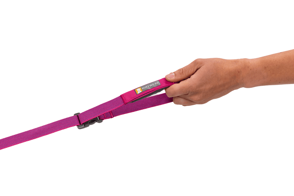 "Pinkfarbene Flagline™ Hundeleine mit komfortablem Griff und robustem Metallverschluss in der Hand gehalten."