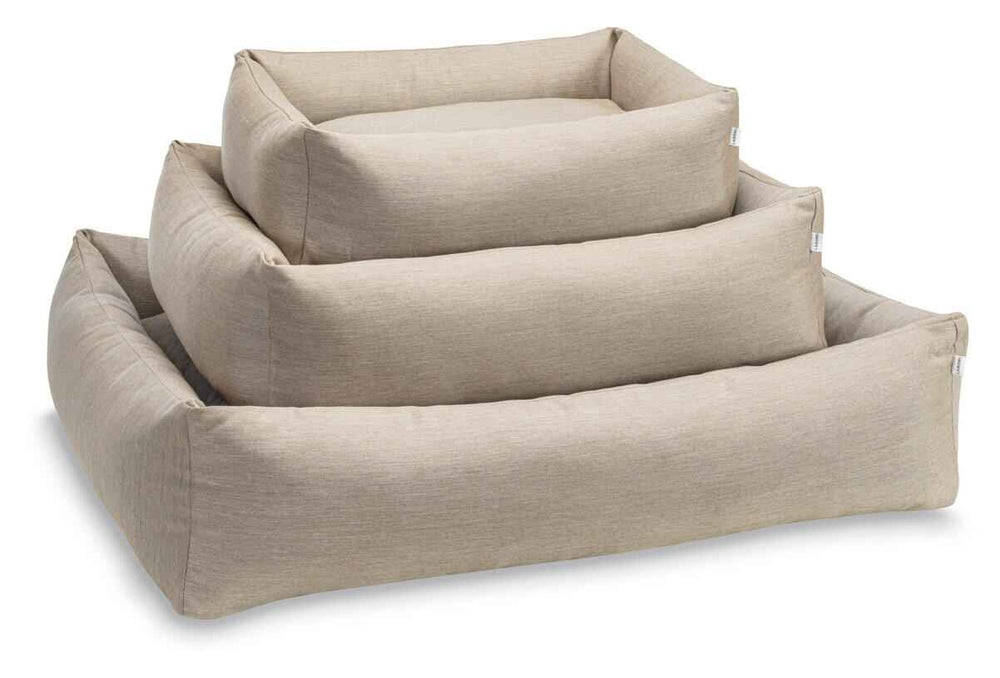 Beige CLASSIC Hundebett SMOOTH in quadratischer Form, gestapelt, ideal für Hunde in verschiedenen Größen.