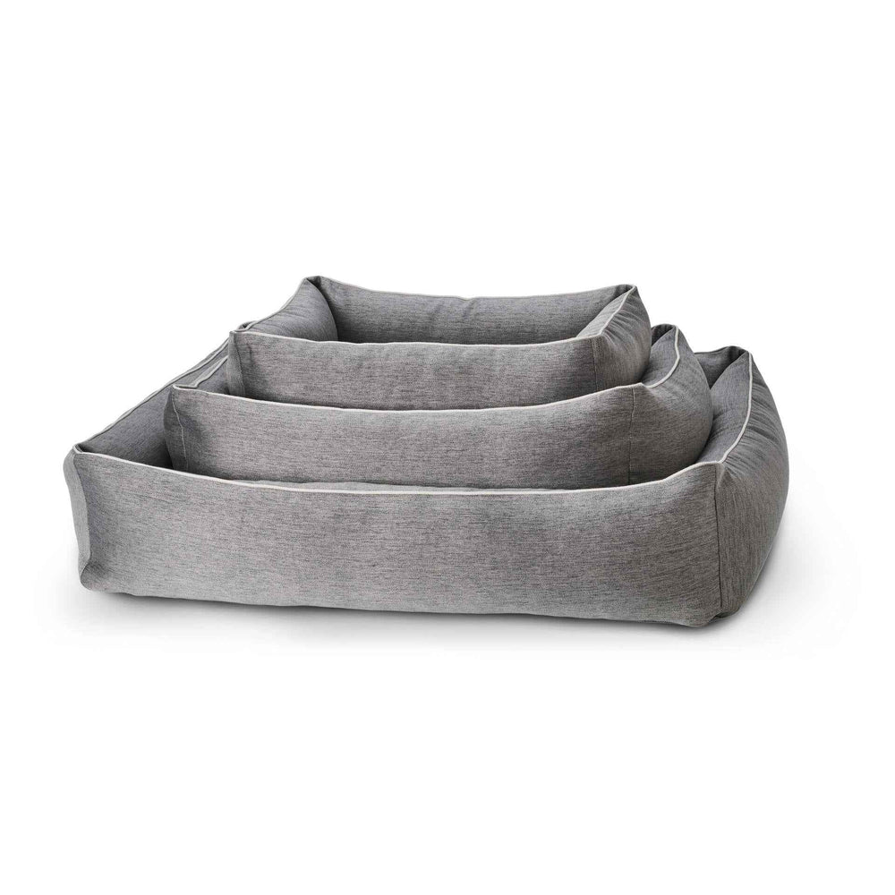 Drei graue Hundebetten mit gepolsterter Umrandung, übereinander gestapelt, in verschiedenen Größen.