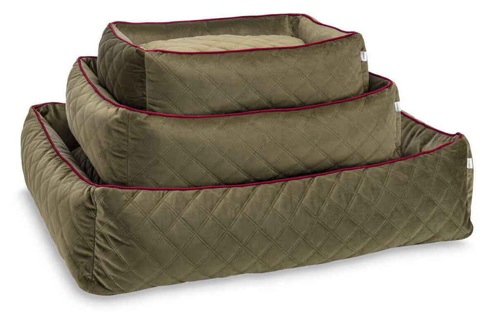 Drei gepolsterte Hundebetten in olivgrün, quadratisch mit diagonalem Nähtmuster, für optimalen Komfort.