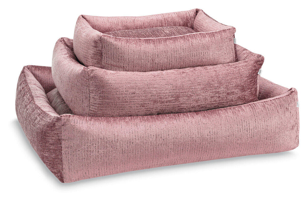 Gestapelte Hundebetten in mattem Rosa mit weicher Polsterung und erhöhten Seiten für optimalen Schlafkomfort.