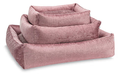 Gestapelte Hundebetten in mattem Rosa mit weicher Polsterung und erhöhten Seiten für optimalen Schlafkomfort.