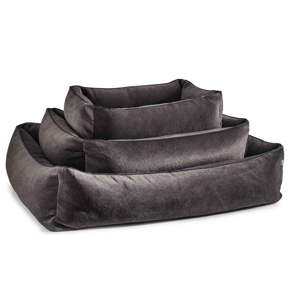 ALT-Text: Stapel dunkle graue CLASSIC Hundebetten BUFFALO in verschiedenen Größen mit hoher Rückwand für optimalen Komfort.
