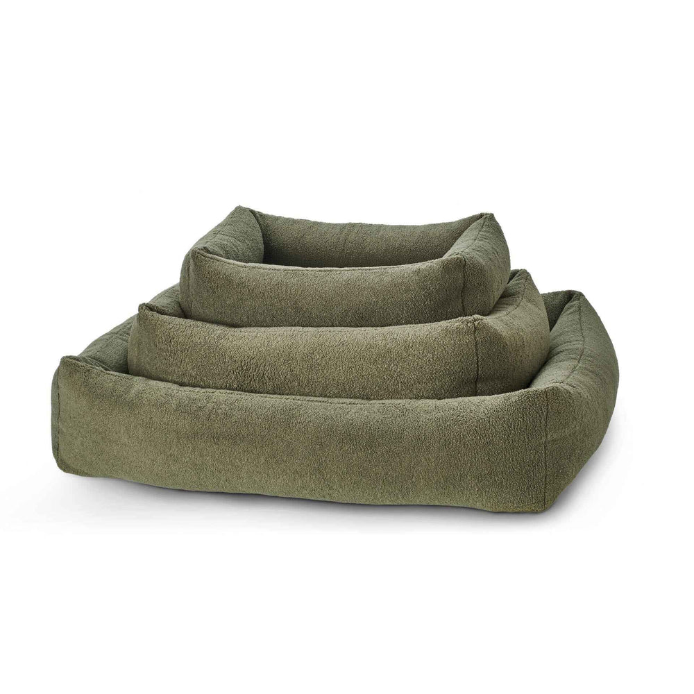 Khakifarbenes ovales Hundebett CLASSIC TEDDY in drei Größen mit gepolsterten, abgerundeten Rändern für optimalen Komfort.