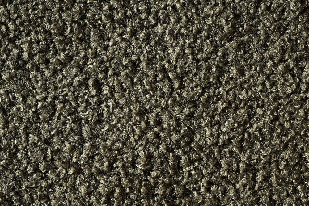 "ORTHO Hundebett TEDDY in dunklem Olivgrün mit weicher, strukturierter Oberfläche und lockigen Faserstrukturen für optimalen Komfort."