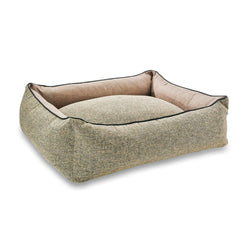 "Beige-braunes Hundebett CLASSIC SCALA mit erhöhten Rändern und gepolsterter Innenfläche für optimalen Schlafkomfort."