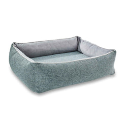 Hundefreundliches ORTHO Hundebett SCALA in hellblau mit grauer Polsterung und erhöhten Seiten für optimalen Schlafkomfort.