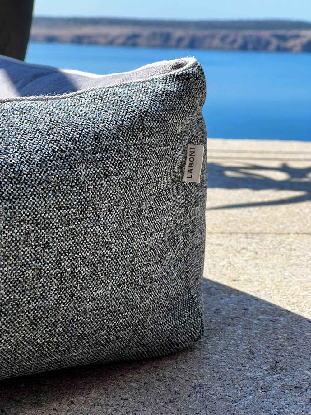 ORTHO Hundebett SCALA in Grautönen mit gewebter Textiloberfläche und LABONI Etikett für optimalen Komfort.