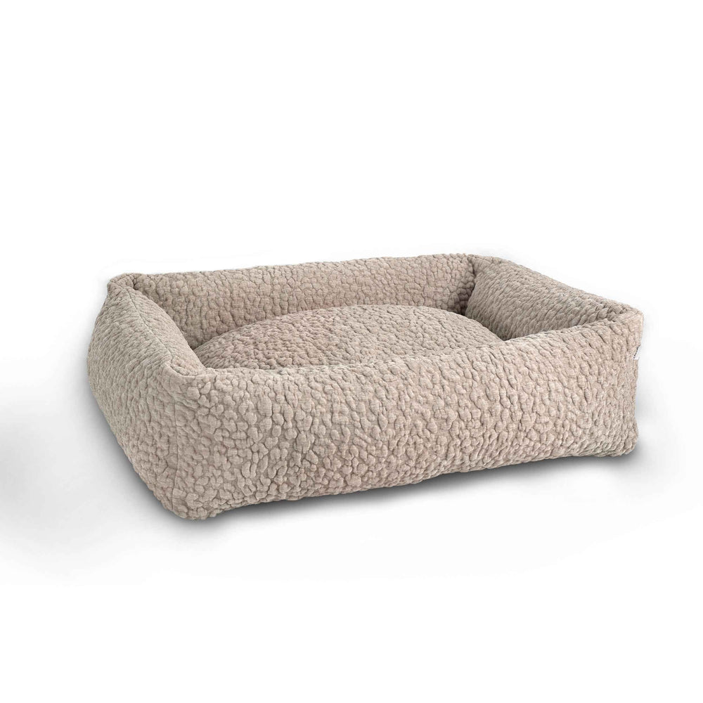 "Beige-ockerfarbenes CLASSIC Hundebett BELLAGIO mit erhöhten Rändern und flauschiger Liegefläche für optimalen Schlafkomfort."