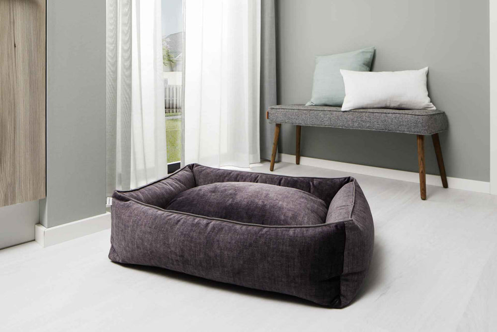 CLASSIC Hundebett GLAM in modernem Raum, rechteckig, dunkel und gepolstert, perfekt für Ihren Hund.
