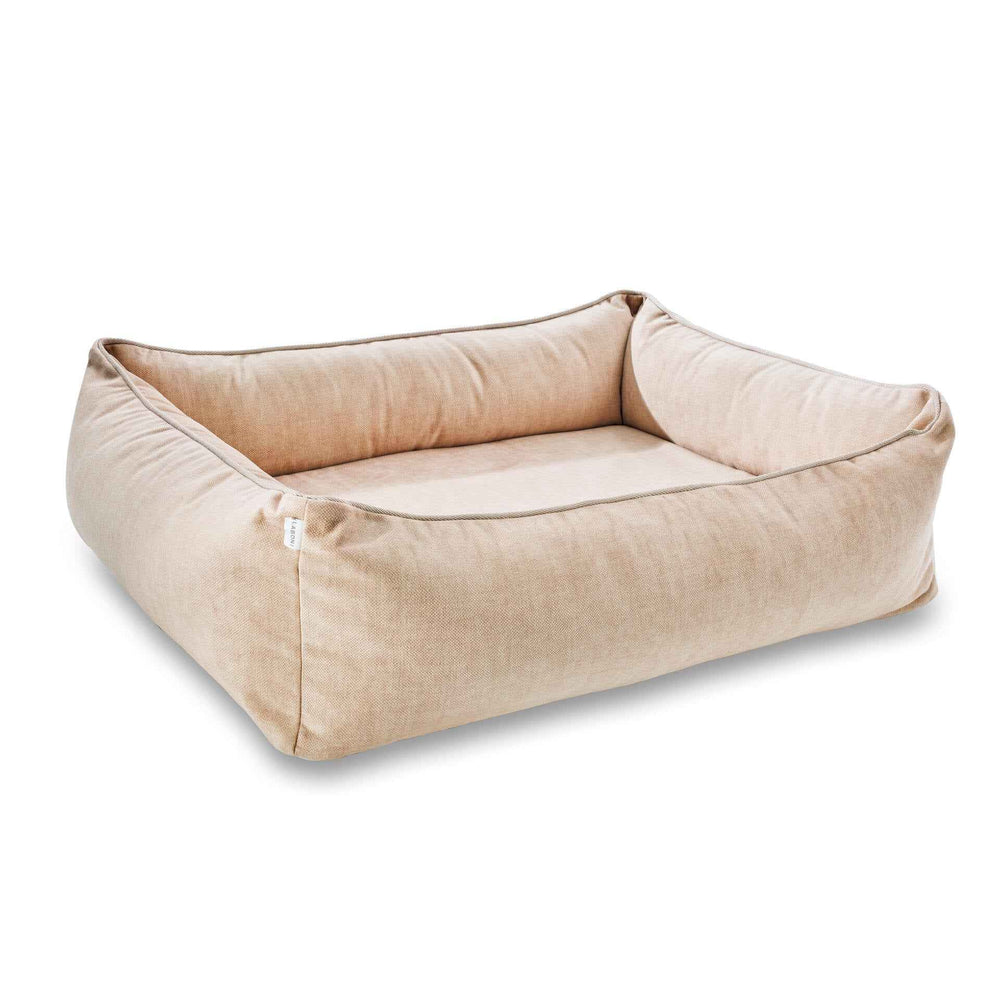 "OrtHO Hundebett GLAM in Beige, rechteckig mit gepolsterten Rändern für optimalen Komfort und eine stilvolle Einrichtung."