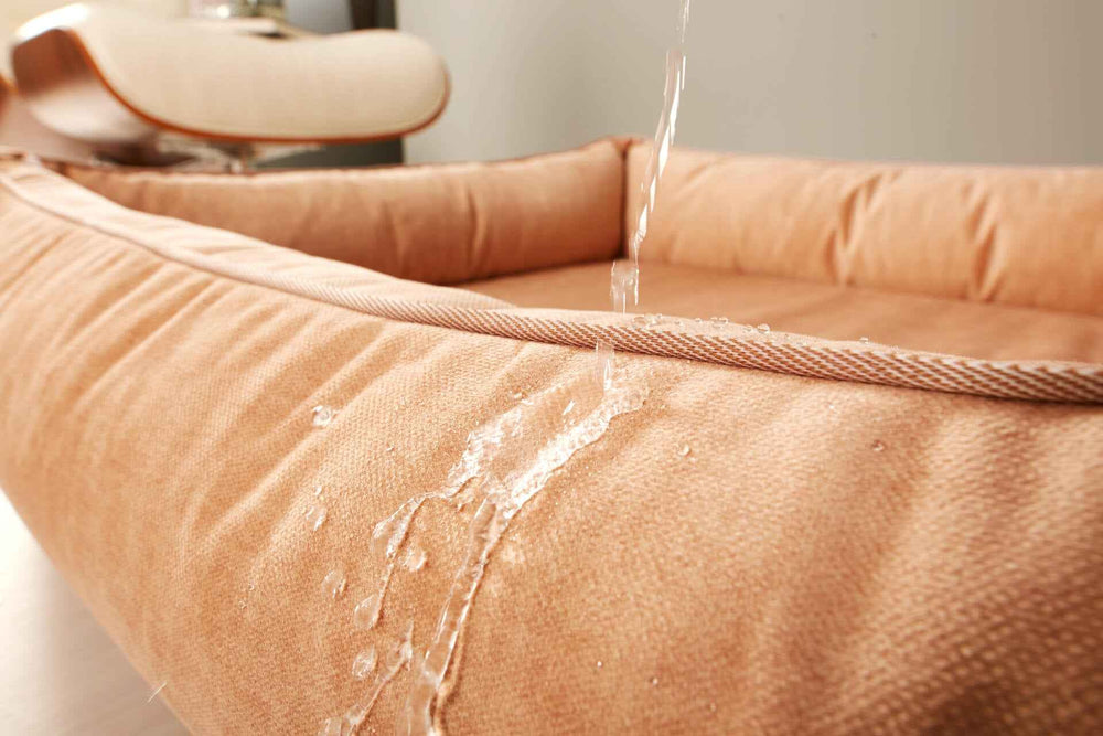 Weiches, hellbraunes Hundebett von CLASSIC mit wasserabweisendem Material und klarer Textur.