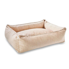 "Hundebett CLASSIC GLAM in Beige, rechteckig mit hohen Seitenwänden und weicher Polsterung für gemütlichen Schlaf."