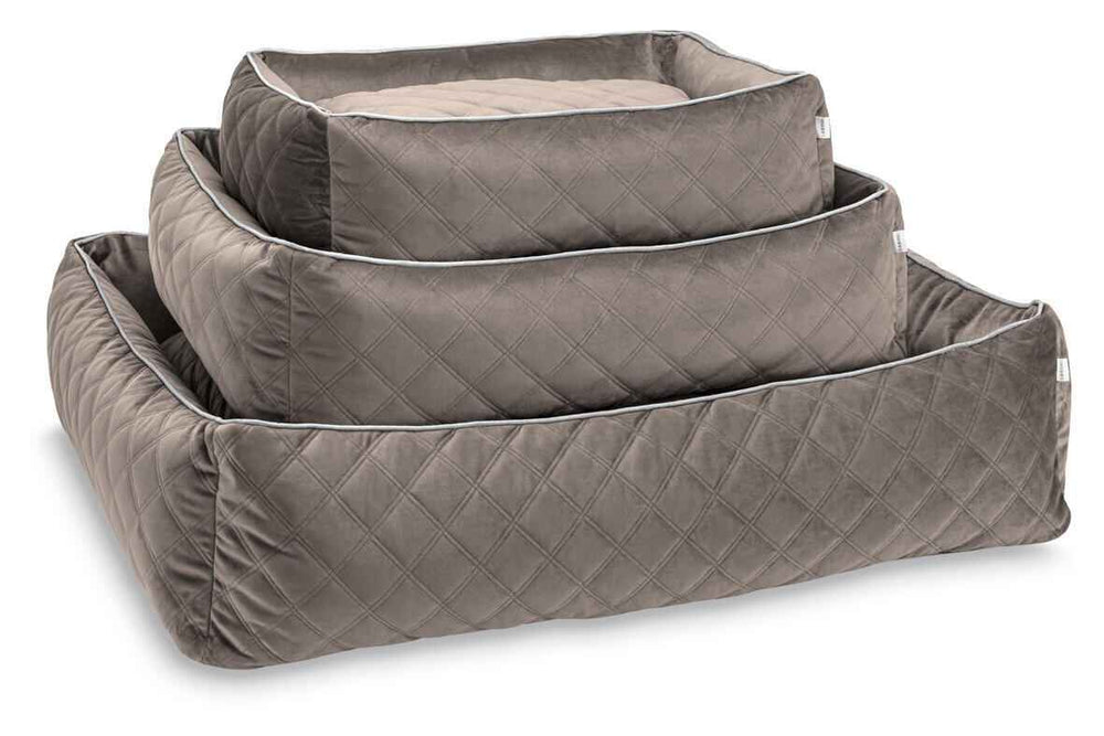 Stapelbares Hundebett-Set in ovaler Form, aus samtartigem Material in dunklem Beige oder Taupe, in drei Größen erhältlich.