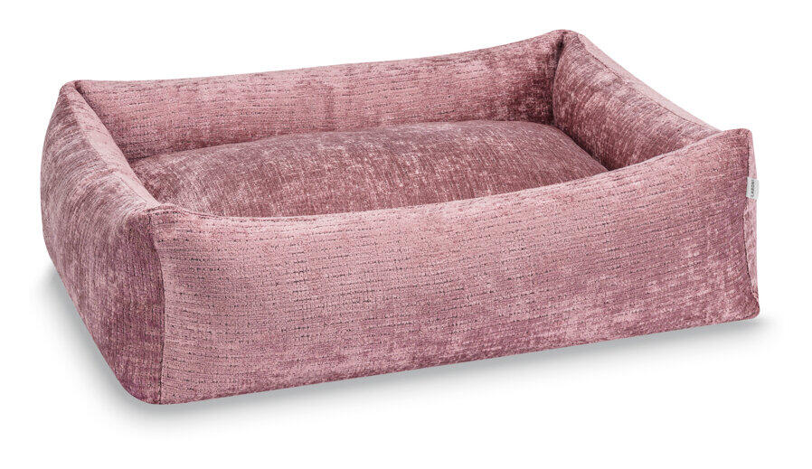Hundebett CLASSIC ALLURE in sanftem Rosa mit samtiger Textur, rechteckig und erhöht für mehr Gemütlichkeit.