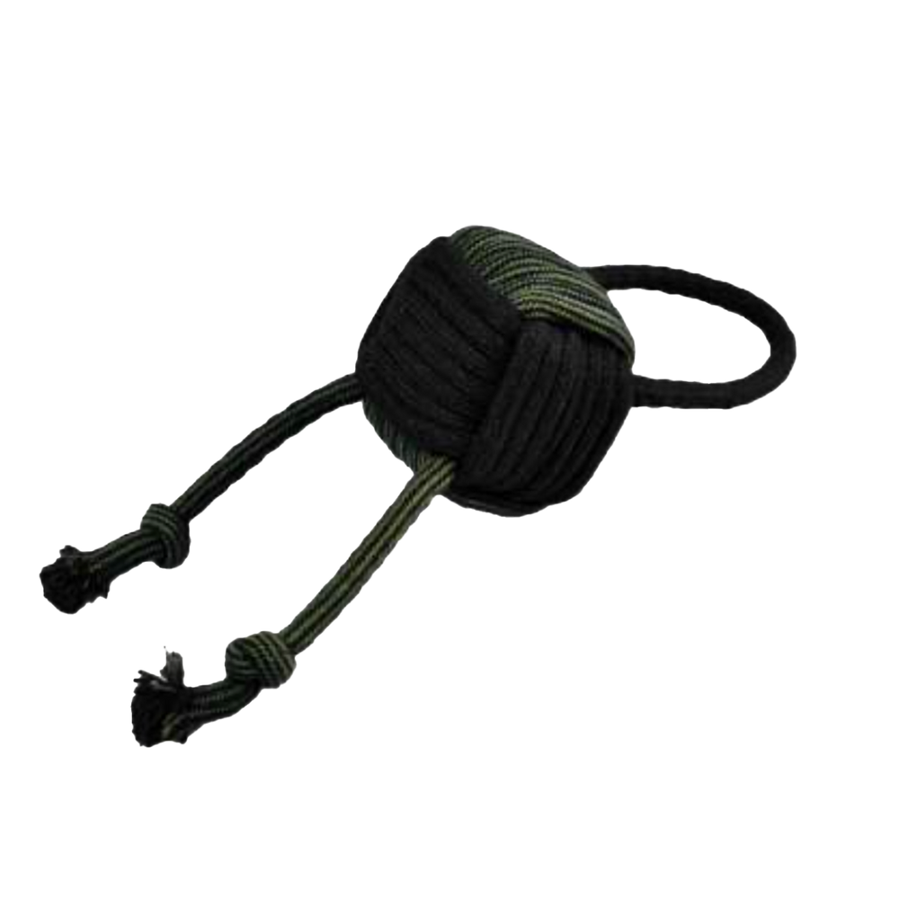 Schwarzer Paracord-Knoten mit grünem Muster und fransigen Schlaufen, ideal als robustes Hundespielzeug.