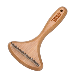 Ergonomische Tierbürste mit Holzgriff und gebogener Metallkante zum Entwirren und Entfernen von Unterwolle.