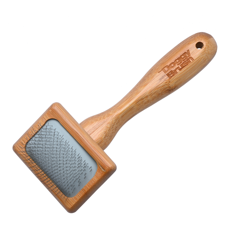 Hochwertige Hundebürste mit ergonomischem Holzgriff und feinen Metallstiften zum sanften Entwirren des Fells.