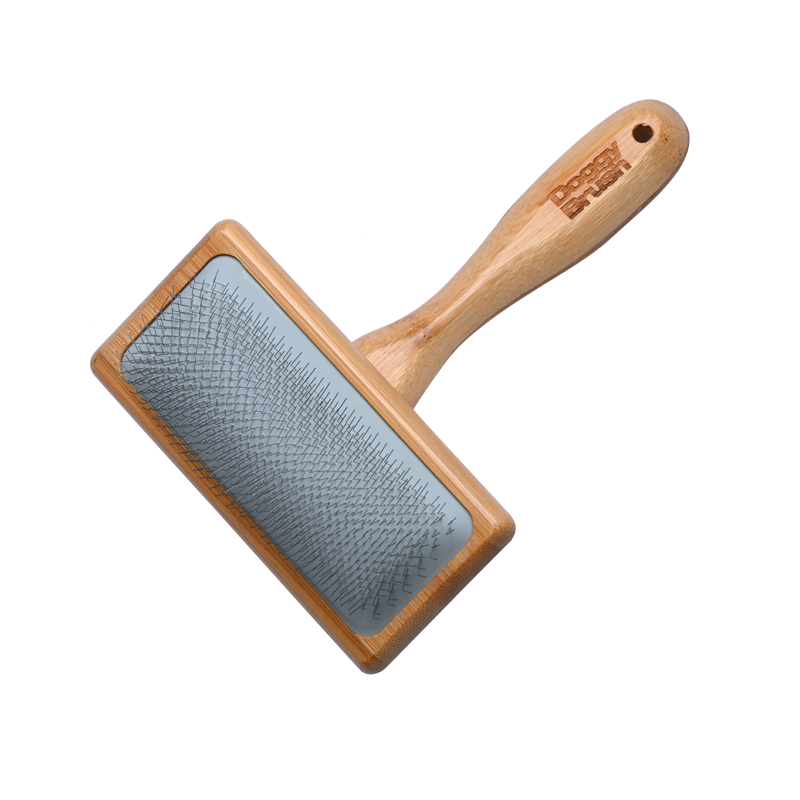Hundebürste mit ergonomischem Holzgriff und feinen Metallzähnen zur effektiven Fellpflege für Haustiere.