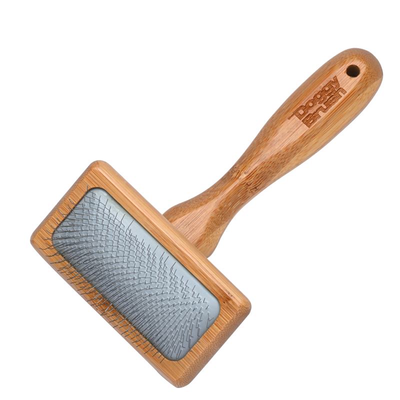 DoggyBrush Slicker Brush mit ergonomischem Bambusgriff und feinen Borsten zum sanften Bürsten von Haustieren.