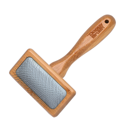 DoggyBrush Slicker Brush mit ergonomischem Bambusgriff und feinen Borsten zum sanften Bürsten von Haustieren.