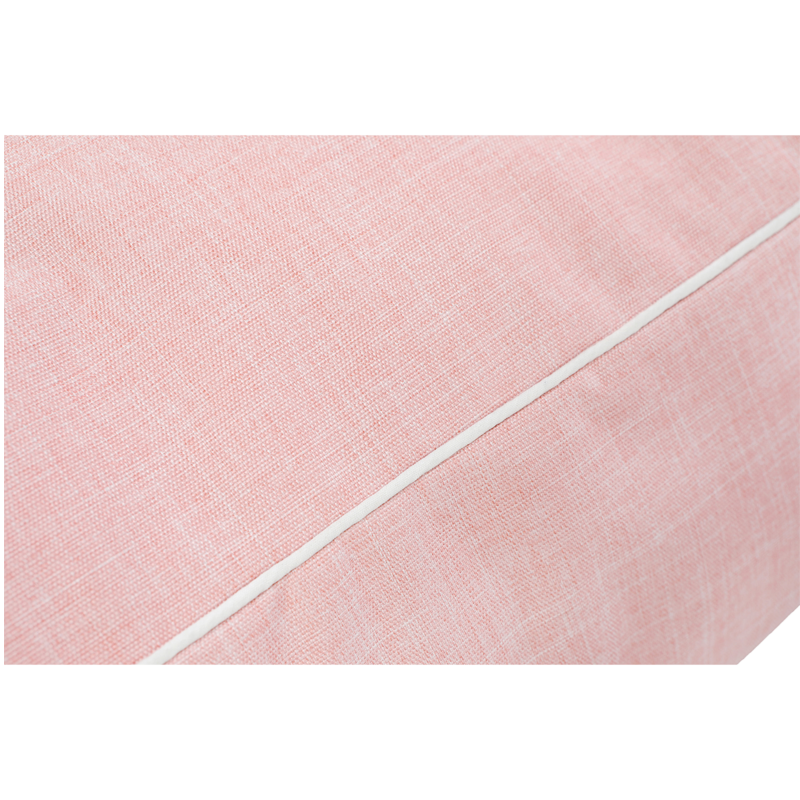 "Gepolsterte rosa Oberfläche mit eleganter weißer Naht, ideal für gemütliche Hundemomente."