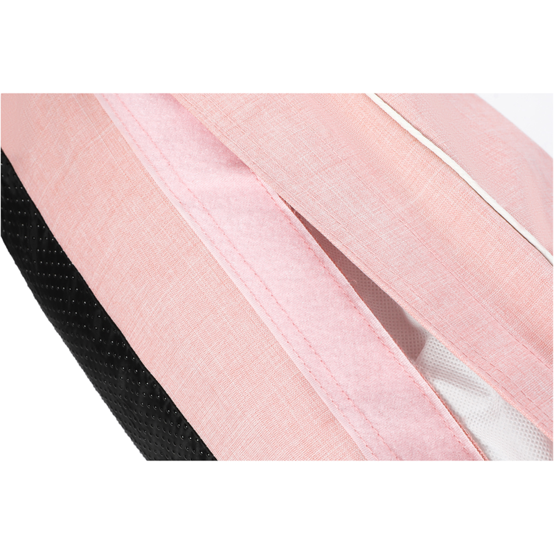 Verschiedene Stoffmaterialien in Rosa, Schwarz und weiteren Farben mit strukturierten Oberflächen übereinandergelegt.
