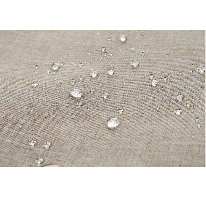 Beige Stoffoberfläche mit Wassertröpfchen, die die wasserabweisenden Eigenschaften des Materials zeigen.
