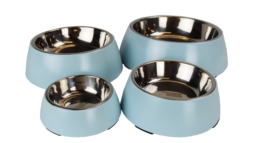 Moderne DoggyBowl-Futterschüsseln in mattem Blau mit glänzender Innenschicht – ideal für Haustiere.